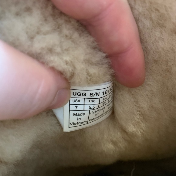 Classic Tall 3-Buttons UGG Boots - Picture 4 of 9